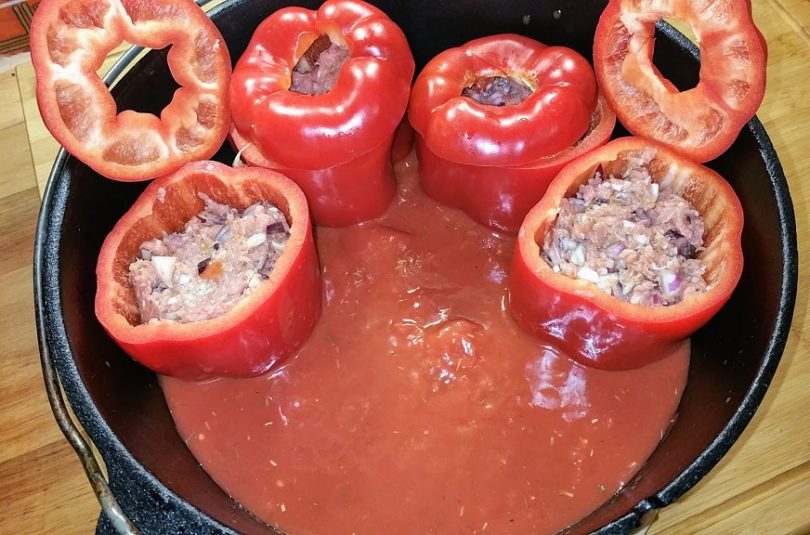 Gefüllte Paprika in Tomatensoße