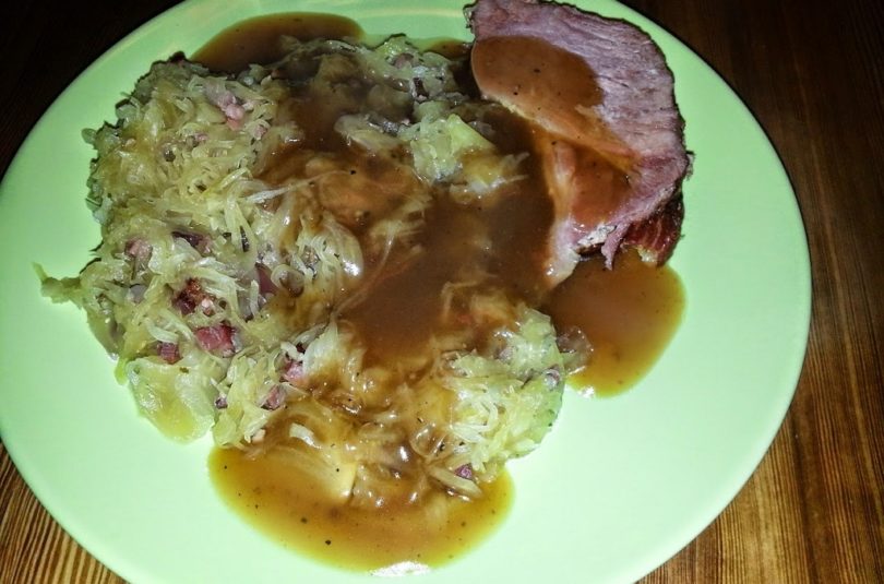 Kassler mit Oma’s Sauerkraut und Brauner Soße Aus dem Dutch Oven